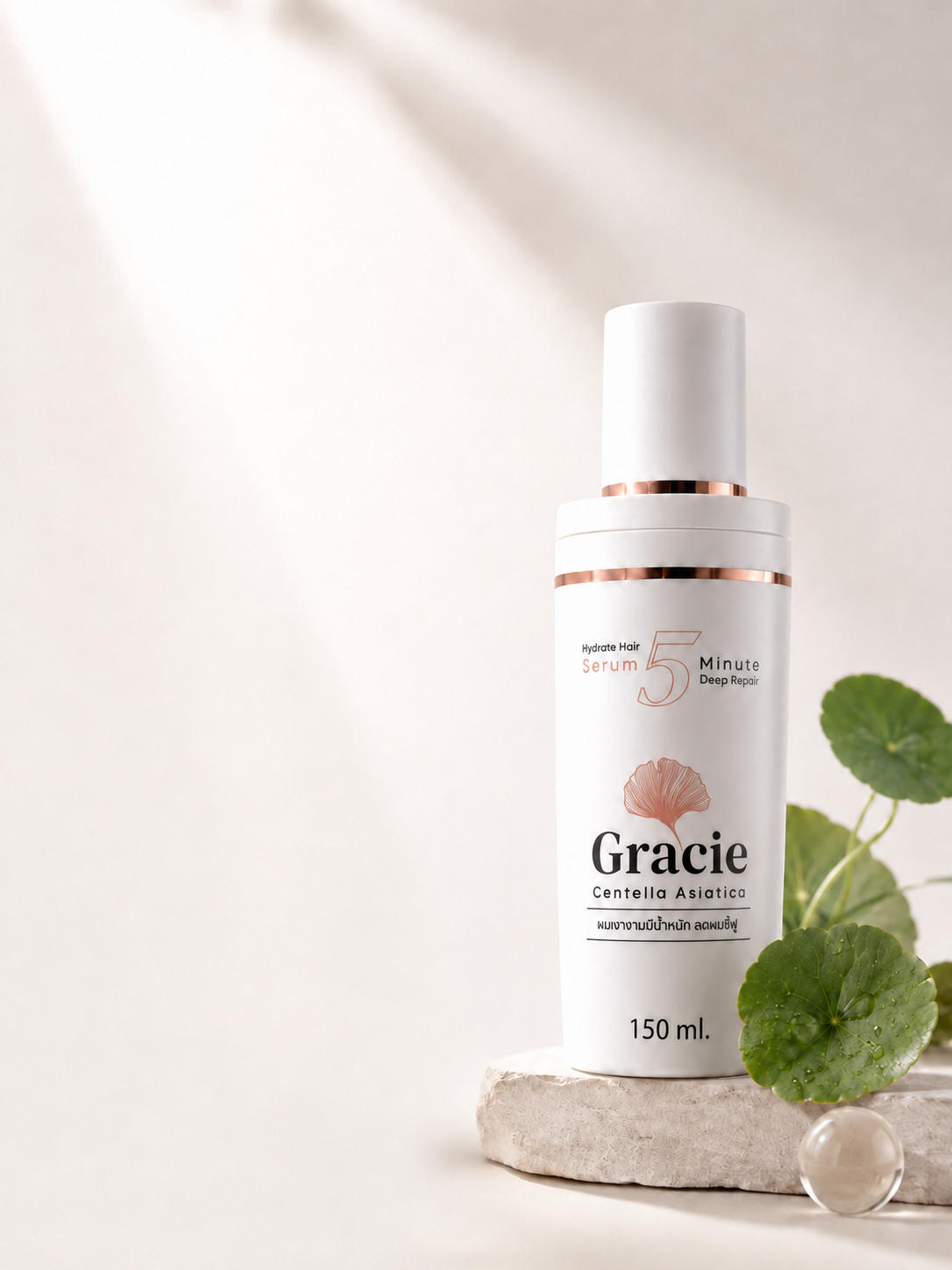 ภาพประกอบขวด Gracie สีขาวโรสโกลด์กับใบบัวบกบนแท่นหิน